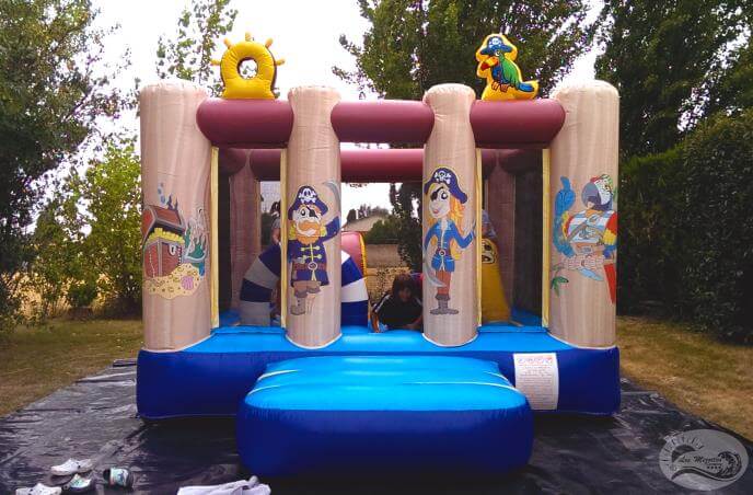 Kids Club, bouncy castle